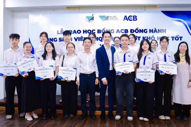 Chủ tịch ACB Trần Hùng Huy trao học bổng cho sinh viên tại Đại học Quốc gia Thành phố Hồ Chí Minh.