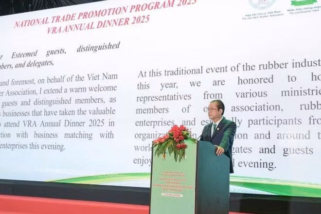 Ông Lê Thanh Hưng, Chủ tịch Hiệp hội Cao-su Việt Nam, Tổng Giám đốc Tập đoàn Công nghiệp Cao-su Việt Nam (VRG), phát biểu tại hội nghị.