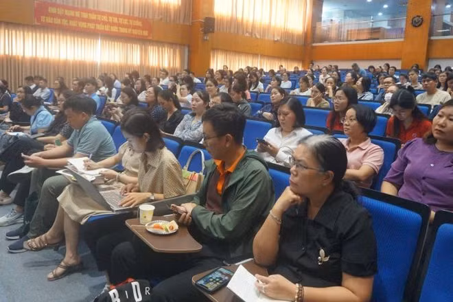 Đại diện các doanh nghiệp tham dự Hội nghị Đối thoại với các doanh nghiệp trọng điểm khu vực kinh tế tư nhân do Thuế Thành phố Hồ Chí Minh tổ chức. 