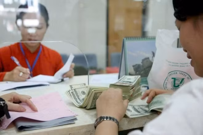 Ảnh hưởng biến động kinh tế-chính trị thế giới, dòng kiều hối về Thành phố Hồ Chí Minh giảm mạnh. (Ảnh: THẾ ANH)