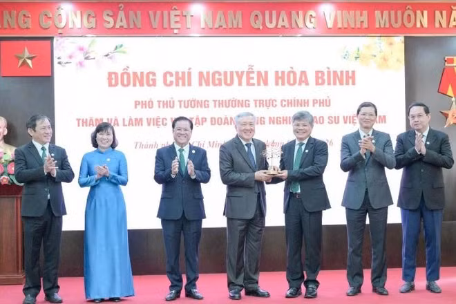 Ông Trần Công Kha, Bí thư Đảng ủy, Chủ tịch VRG tặng biểu trưng cây cao-su cho Phó Thủ tướng Thường trực Chính phủ Nguyễn Hòa Bình.