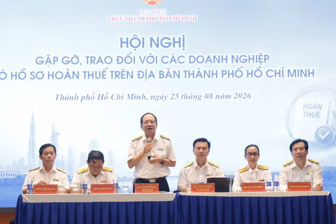 Đại diện lãnh đạo Thuế Thành phố Hồ Chí Minh đối thoại với doanh nghiệp về công tác hoàn thuế. (Ảnh: LT)