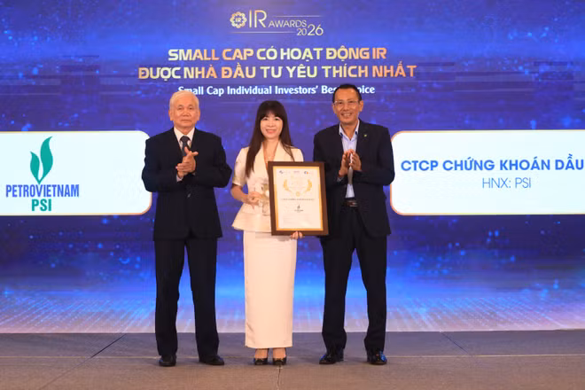 Trao chứng nhận cho doanh nghiệp nhóm Tài chính Vốn hóa lớn có hoạt động IR được Định chế Tài chính đánh giá cao nhất. (Ảnh: BTC)