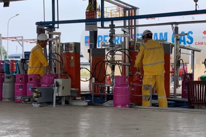 Công nhân chiết nạp gas tại trạm chiết Công ty Cổ phần kinh doanh LPG Việt Nam.