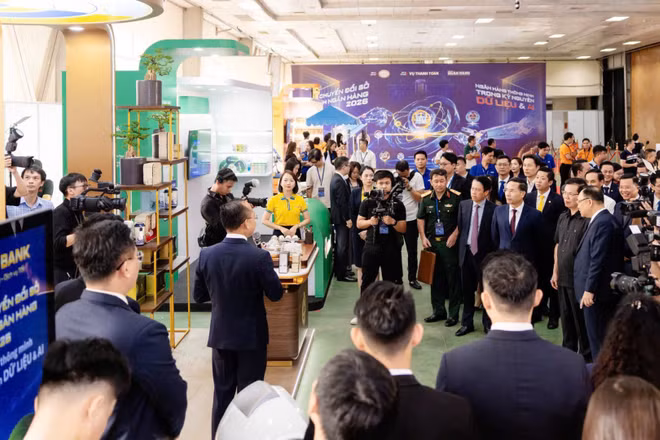 Ông Phạm Đức Ấn - Thống đốc Ngân hàng Nhà nước, tham quan gian trưng bày công nghệ Nam A Bank.