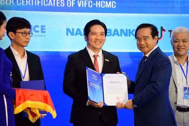 Ông Nguyễn Văn Được, Ủy viên Trung ương Đảng, Phó Bí thư Thành ủy, Chủ tịch Ủy ban nhân dân Thành phố Hồ Chí Minh, Phó Chủ tịch Hội đồng điều hành VIFC-HCMC trao Chứng nhận Thành viên chiến lược cho đại diện Nam A Bank.
