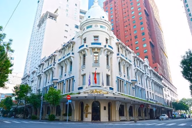 Hotel Grand Saigon toạ lạc trên đường Đồng Khởi, phường Sài Gòn trung tâm Thành phố Hồ Chí Minh..
