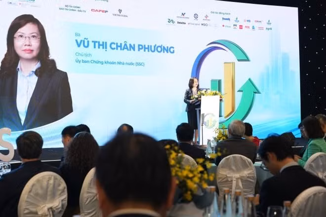 Bà Vũ Thị Chân Phương, Chủ tịch Ủy ban Chứng khoán Nhà nước phát biểu khai mạc diễn đàn.