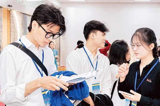 Khách hàng trẻ tìm hiểu thông tin các gói tín dụng hỗ trợ mua nhà.