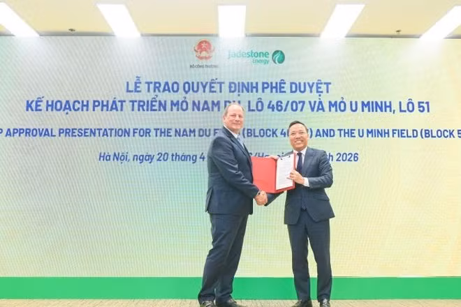 Thứ trưởng Công Thương Nguyễn Hoàng Long trao quyết định phê duyệt phát triển các mỏ cho Công ty Jadestone Energy.