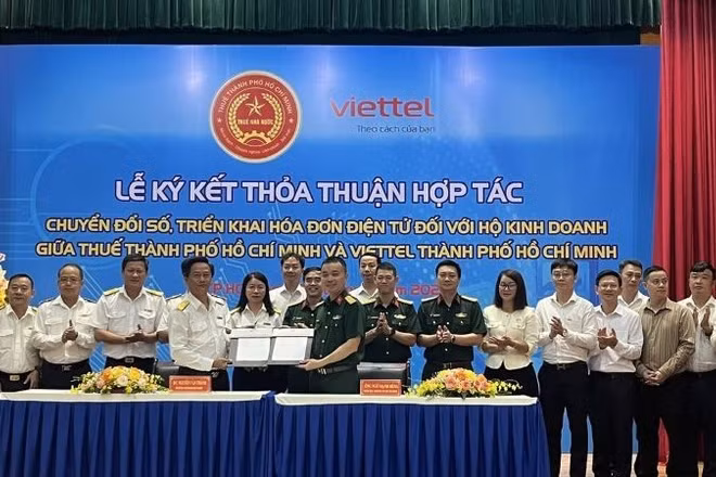 Lãnh đạo Thuế Thành phố Hồ Chí Minh và Viettel Thành phố Hồ Chí Minh trao Thỏa thuận hợp tác phối hợp hướng dẫn Chính sách thuế-Hỗ trợ hộ kinh doanh chuyển đổi số.