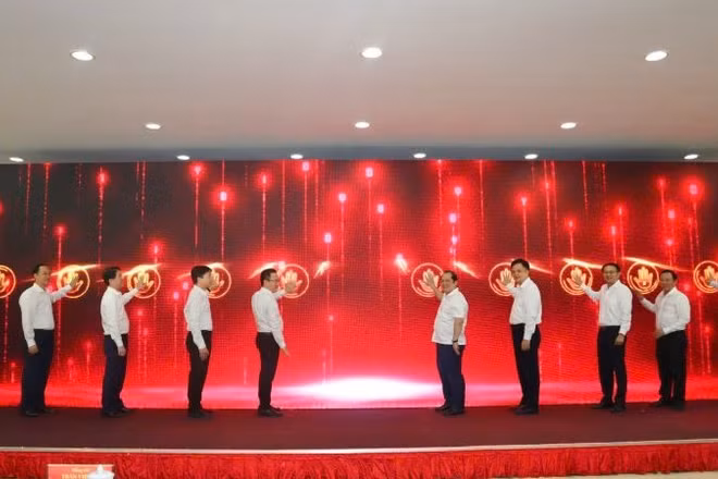 Các đại biểu thực hiện nghi thức phát động Chiến dịch 15 ngày đêm làm sạch, chuẩn hoá dữ liệu tổ chức đảng, đảng viên