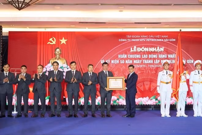 Thay mặt lãnh đạo Đảng và Nhà nước, đồng chí Nguyễn Văn Dũng, Phó Chủ tịch Ủy ban nhân dân Thành phố Hồ Chí Minh trao tặng Huân chương Lao động hạng Nhất cho Petrolimex Sài Gòn.