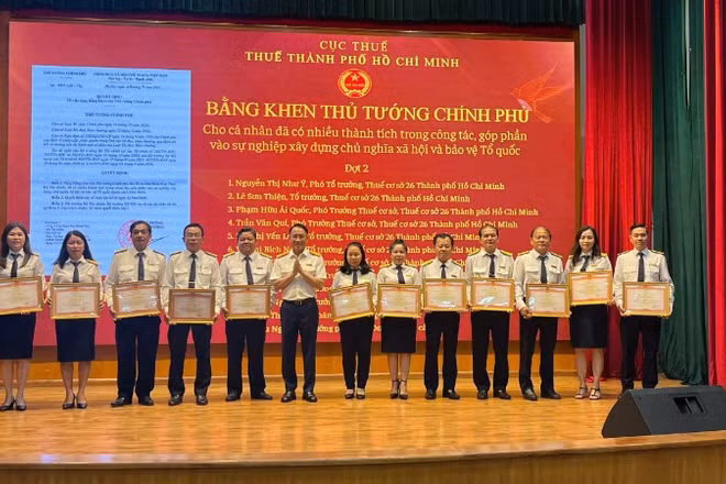 Trao bằng khen của Thủ tướng Chính phủ cho các cá nhân và tập thể Cục Thuế Thành phố Hồ Chí Minh có thành tích trong công tác.