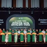 Các đại biểu cắt băng khánh thành không gian trải nghiệm Omega Hub tại Hòa Lạc của Trường đại học FPT. (Ảnh: BTC)