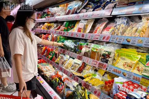 Người dân mua sắm thực phẩm tại siêu thị. (Ảnh: ĐỖ THOA)