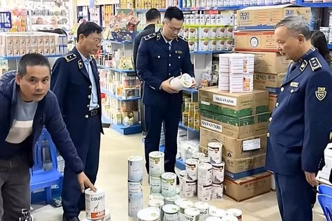 Lực lượng quản lý thị trường kiểm tra, giám sát hoạt động kinh doanh sản phẩm sữa. (Ảnh: Bộ Công thương)