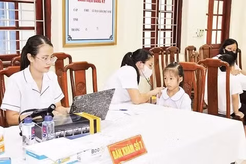 Trạm Y tế xã Hoàng Hoa Thám, tỉnh Hưng Yên khám sức khỏe định kỳ cho học sinh trong xã. (Ảnh: PHẠM HÀ)