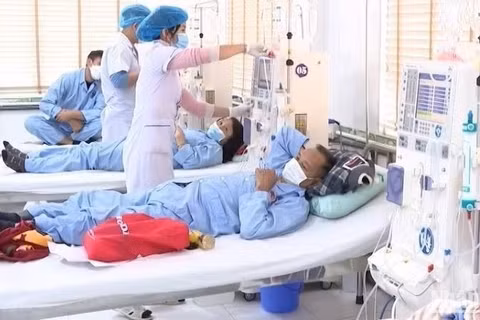 Chi phí điều trị ung thư, suy thận và nhiều bệnh hiểm nghèo có thể kéo dài nhiều năm, tạo gánh nặng lớn đối với người bệnh và gia đình. (Ảnh: MAI TÚ)