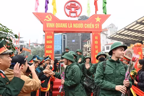Thanh niên Thủ đô nô nức lên đường nhập ngũ. (Ảnh: THẾ ĐẠI)