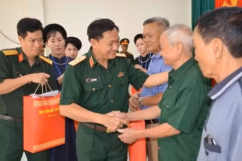 Trung tướng Lê Văn Hướng, Phó Tổng Tham mưu trưởng Quân đội nhân dân Việt Nam tặng quà gia đình chính sách tại Thái Nguyên. (Ảnh minh họa: DUY ĐỨC)