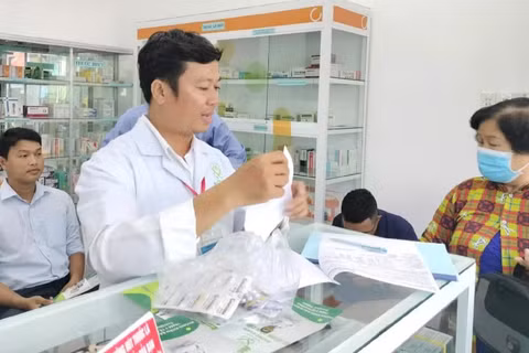 Các phòng khám bác sĩ gia đình cung cấp đủ thuốc cho người dân trên từng địa bàn. (Ảnh: HOÀNG PHAN)