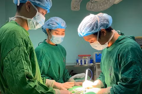 Ê-kíp các bác sĩ Bệnh viện Nội tiết Trung ương thực hiện phẫu thuật cho bệnh nhân. (Ảnh: THÚY QUỲNH)