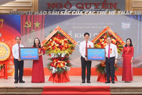 Dịp này, đồng chí Chánh án Tòa án nhân dân tối cao Nguyễn Văn Quảng trao tặng 1 phòng học tin học; đồng chí Phó trưởng Ban chính sách chiến lược Trung ương Nguyễn Kim Sơn trao tặng 1 phòng học STEM cho Trường trung học phổ thông Ngô Quyền, Hải Phòng. (Ảnh: ĐÀM THANH)