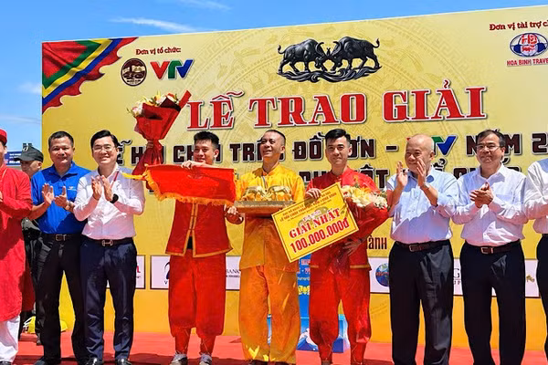 Lãnh đạo thành phố Hải Phòng trao giải cho ông Lê Bá Ngọc (đình Ngọc Xuyên), chủ trâu số 15 giành chức vô địch. (Ảnh: HÀ VY)