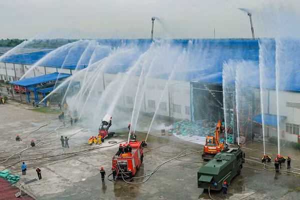 Các lực lượng triển khai phương án chữa cháy, cứu nạn, cứu hộ trong tình huống giả định. (Ảnh: THÀNH CHUNG)