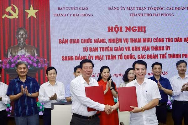 Lãnh đạo hai đơn vị ký kết biên bản bàn giao chức năng, nhiệm vụ tham mưu công tác dân vận. (Ảnh: MAI PHƯƠNG)