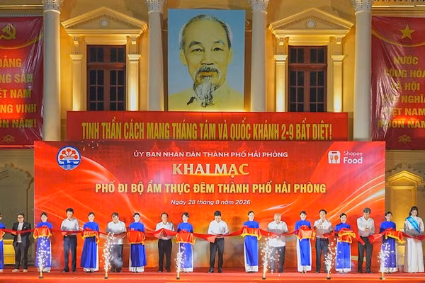 Các đại biểu thực hiện nghi thức khai mạc Phố đi bộ, ẩm thực và các hoạt động phát triển kinh tế ban đêm tại khu vực dải vườn hoa trung tâm và Nhà hát thành phố. (Ảnh: ĐÀM THANH)