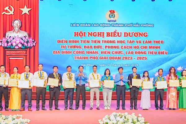 Lãnh đạo Liên đoàn Lao động thành phố Hải Phòng trao bằng khen cho các gương điển hình. (Ảnh: ĐÀM THANH)