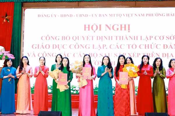 Lãnh đạo phường Hải An (Hải Phòng) công bố, trao các quyết định thành lập cơ sở giáo dục công lập, các tổ chức đảng và công tác cán bộ sau sắp xếp trên địa bàn phường. (Ảnh: HẢI AN)