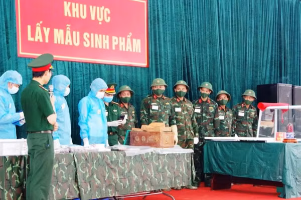 Cán bộ số hóa tạo mã định danh phục vụ lấy mẫu hài cốt liệt sĩ tại Nghĩa trang liệt sĩ Tân Tiến, phường An Dương, Hải Phòng. (Ảnh: NGUYỄN THẢO)