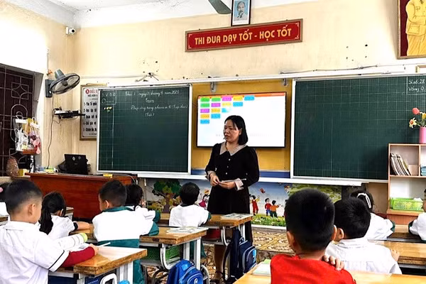 Một giờ học của cô và trò Trường Tiểu học An Phụ, phường Trần Liễu, Hải Phòng. (Ảnh: nhandan.vn)