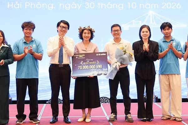 Giám đốc Sở Khoa học và Công nghệ Hải Phòng Nguyễn Cao Thắng trao giải Nhất (70 triệu đồng) cho Trường đại học Quản lý và Công nghệ Hải Phòng với Dự án Chế tạo vật liệu nano composite Fe3O4/C từ gỉ sắt công nghiệp tái chế, phục vụ xử lý nước thải chứa chất hữu cơ khó phân hủy, độ màu cao theo định hướng kinh tế tuần hoàn, tăng trưởng xanh và Net Zero. (Ảnh: XUÂN TRƯỜNG)