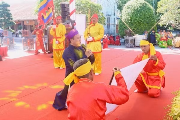 Thực hiện nghi thức trình tấu chúc văn tại lễ kỷ niệm. (Ảnh: KIẾN HƯNG)