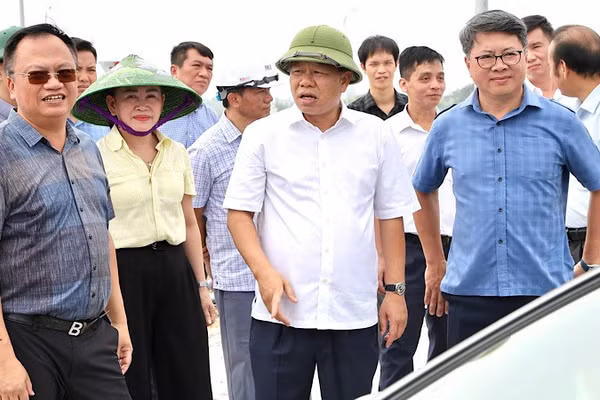 Lãnh đạo thành phố Hải Phòng kiểm tra công tác giải phóng mặt bằng phục vụ Dự án đường sắt Lào Cai-Hà Nội-Hải Phòng tại xã An Khánh. (Ảnh: VIỆT CƯỜNG)
