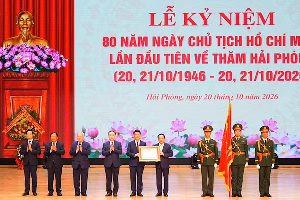 Đồng chí Trưởng ban Tuyên giáo Trung ương Trịnh Văn Quyết trao Huân chương Lao động hạng Nhất cho Đảng bộ, chính quyền và nhân dân thành phố Hải Phòng. (Ảnh: ĐÀM THANH)