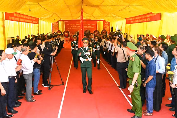 Quang cảnh Lễ viếng, truy điệu, an táng 56 hài cốt liệt sĩ và đồng bào hy sinh, tử nạn được tìm thấy, quy tập tại khu vực Mả Chìa, thôn Mai Sơn, xã Vĩnh Bảo, Hải Phòng. (Ảnh: ĐỨC NGHĨA)