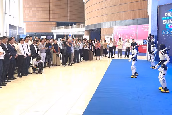 Các đại biểu dự diễn đàn tham quan trình diễn robot thông minh. (Ảnh: XUÂN TRƯỜNG)