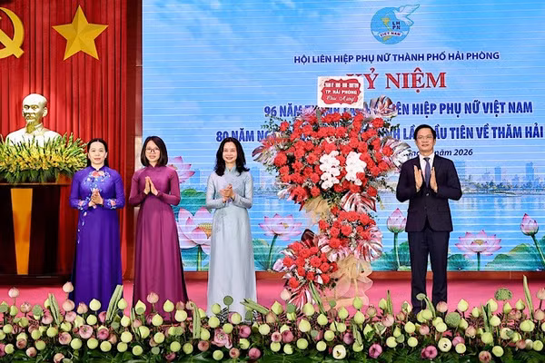 Đồng chí Phạm Văn Lập, Phó Bí thư Thành ủy, Chủ tịch Ủy ban Mặt trận Tổ quốc Việt Nam thành phố Hải Phòng chúc mừng Hội Liên hiệp Phụ nữ thành phố nhân dịp kỷ niệm 96 năm Ngày thành lập Hội Liên hiệp Phụ nữ Việt Nam (20/10/1930-20/10/2026). (Ảnh: VIỆT CƯỜNG)