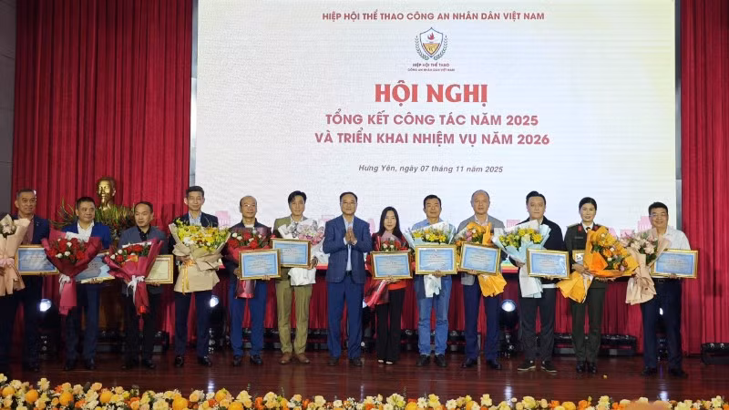Thượng tướng Phạm Thế Tùng, Ủy viên Ban Thường vụ Đảng ủy Công an Trung ương trao tặng hoa và bằng khen cho các đơn vị đã có những đóng góp trong công tác phối hợp tổ chức các sự kiện thể thao của Công an nhân dân.