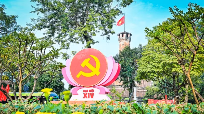Đường phố Hà Nội trang hoàng mừng Đại hội XIV của Đảng. (Ảnh: Bảo Long)