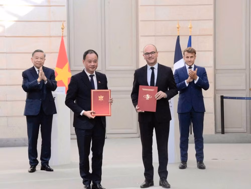 GS.TS. Trần Hồng Thái, Chủ tịch Viện Hàn lâm Khoa học và Công nghệ Việt Nam trao Ý định thư hợp tác thúc đẩy Dự án VNREDSat-2 với Ông Sébastien Martin, Thứ trưởng Bộ Kinh tế, Tài chính và Chủ quyền Công nghiệp, Năng lượng và Kỹ thuật số Cộng hoà Pháp, dưới sự chứng kiến của Tổng Bí thư, Chủ tịch nước Tô Lâm và Tổng thống Cộng hòa Pháp Emmanuel Macron.