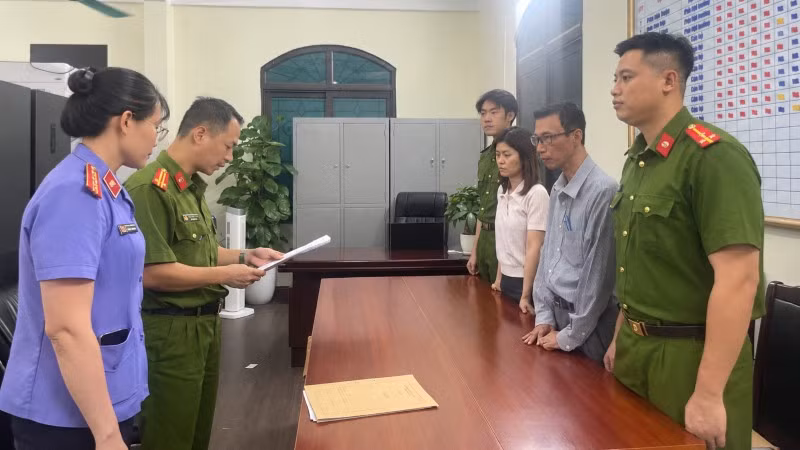 Cơ quan Cảnh sát điều tra Công an tỉnh Hưng Yên đọc các Quyết định khởi tố vụ án, khởi tố bị can và lệnh bắt bị can để tạm giam đối với 2 đối tượng. (Ảnh: PHƯƠNG HUYỀN)