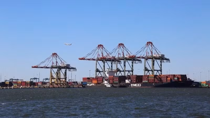 Cảng hàng hóa ở New Jersey, Mỹ. (Ảnh: THX/TTXVN)
