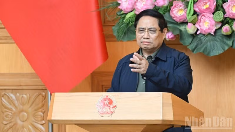 Thủ tướng Chính phủ Phạm Minh Chính phát biểu ý kiến chỉ đạo tại cuộc họp khẩn bàn giải pháp khắc phục hậu quả mưa lũ lịch sử ở miền trung. (Ảnh: TRẦN HẢI)