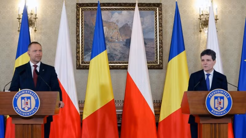 Tổng thống Romania Nicusor Dan (phải) và người đồng cấp Ba Lan Karol Nawrocki tham dự cuộc họp báo tại thủ đô Bucharest, Romania, ngày 12/5/2026. (Ảnh: THX)